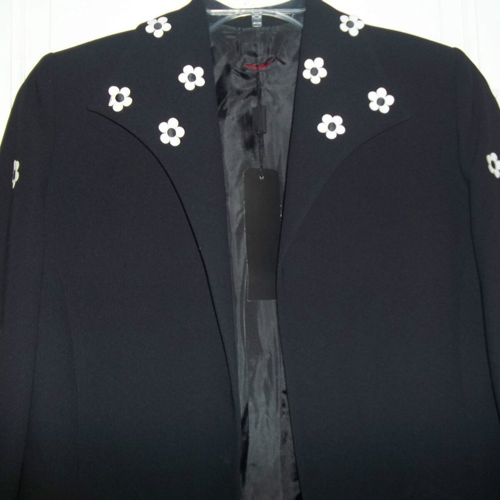 TEN LADIES SIZE 12 BLACK BLAZER WITH 3-D WHITE DAISY FLOWERS